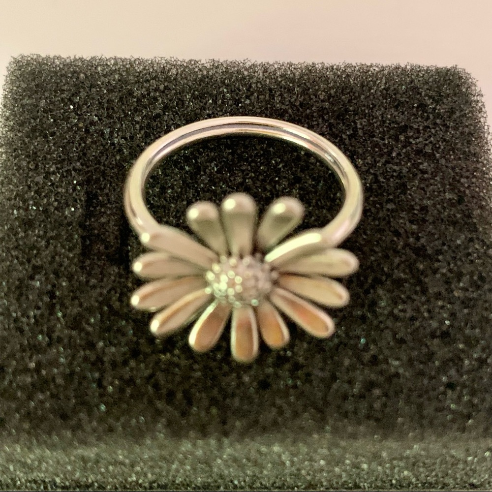 NWOT Pandora Sterling Silver Pave Daisy Ring
